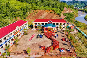 Thầy trò Trường PTDTNT THPT Nậm Pồ xếp hình đất nước.