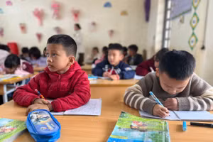 Nhờ sự chung tay của cộng đồng mà tình trạng bỏ học giữa chừng ở các xã vùng cao giảm đáng kể.