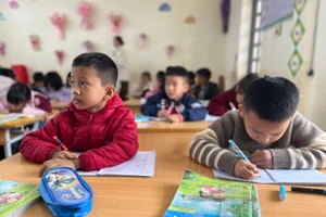 Nhờ sự chung tay của cộng đồng mà tình trạng bỏ học giữa chừng ở các xã vùng cao giảm đáng kể.