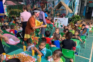 Báo Giáo dục và Thời đại tổ chức Tết Trung thu cho học sinh Trường Mầm non Xá Nhè, xã Sáng Nhè, tỉnh Điện Biên.