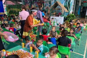 Báo Giáo dục và Thời đại tổ chức Tết Trung thu cho học sinh Trường Mầm non Xá Nhè, xã Sáng Nhè, tỉnh Điện Biên.