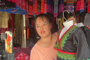 Chị Giàng Thị Dính đang livestream bán hàng trực tuyến.