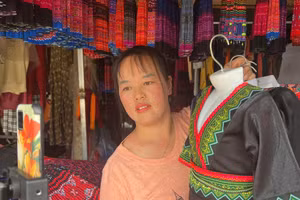 Chị Giàng Thị Dính đang livestream bán hàng trực tuyến.