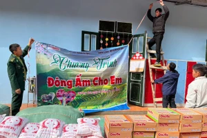 Chương trình "Đông ấm cho em" do Báo Giáo dục và Thời đại kết nối, triển khai tại xã Mường Pồn.