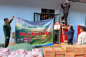 Chương trình "Đông ấm cho em" do Báo Giáo dục và Thời đại kết nối, triển khai tại xã Mường Pồn.