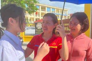 Cô Tô Thị Thịnh (đứng giữa) cùng đồng nghiệp trao đổi kết quả bài thi với học trò.