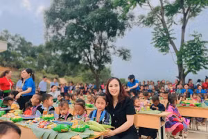 Bà Đặng Thị Ngọc Hà - Trưởng phòng Văn hóa - Xã hội xã Thanh Nưa chụp ảnh cùng học sinh vùng cao bản Nậm Ty.