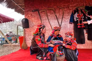 Người Hà Nhì nơi "ngã ba biên giới" A Pa Chải vẫn giữ được nét độc đáo trong trang phục truyền thống.