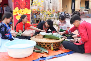 Học sinh nội trú tham gia dự thi gói bánh chưng xanh.