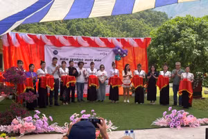 Các đại biểu cùng mạnh thường quân cắt băng khánh thành công trình.