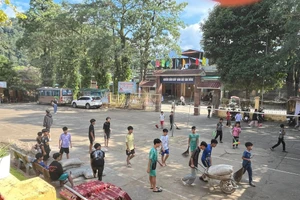 Quang cảnh sân Trường Phổ thông Dân tộc bán trú TH&THCS Trạm Tấu. 