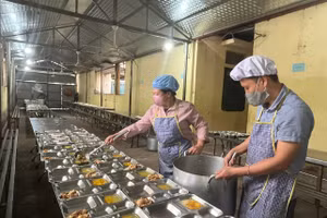 Nhân viên nhà bếp Trường PTDTBT THCS Mường Toong chuẩn bị bữa ăn cho học sinh.