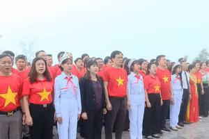 Đoàn công tác của ngành GD&ĐT Điện Biên hát Quốc ca trong nghi thức chào cờ.