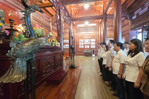 Đoàn công tác Sở GD&ĐT tỉnh Lào Cai tổ chức lễ dâng hương tưởng niệm Chủ tịch Hồ Chí Minh tại Nhà lưu niệm Chủ tịch Hồ Chí Minh.