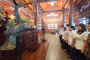 Đoàn công tác Sở GD&ĐT tỉnh Lào Cai tổ chức lễ dâng hương tưởng niệm Chủ tịch Hồ Chí Minh tại Nhà lưu niệm Chủ tịch Hồ Chí Minh.