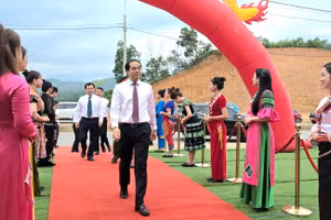 Ông Trịnh Xuân Trường, Bí thư Tỉnh ủy Lào Cai dự lễ khởi công. 