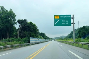 Cao tốc Nội Bài - Lào Cai có hơn 100km chỉ có 2 làn xe chạy, không có dải phân cách cứng, tốc độ giới hạn chỉ 80km/h.