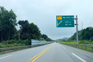 Cao tốc Nội Bài - Lào Cai có hơn 100km chỉ có 2 làn xe chạy, không có dải phân cách cứng, tốc độ giới hạn chỉ 80km/h. 