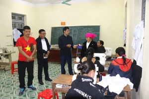 Các lớp dạy nghề may tại Trung tâm GDNN – GDTX thu hút đông đảo lao động nông thôn tham gia.