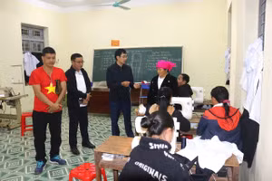 Các lớp dạy nghề may tại Trung tâm GDNN – GDTX thu hút đông đảo lao động nông thôn tham gia.