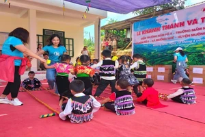 Thành viên đoàn thiện nguyện và học sinh nhà trường giao lưu văn nghệ.