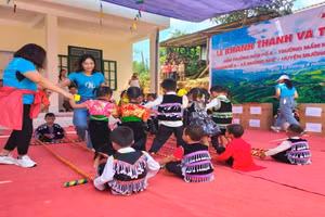 Thành viên đoàn thiện nguyện và học sinh nhà trường giao lưu văn nghệ.