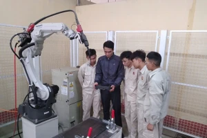 Sinh viên Trường Cao đẳng Lào Cai học kỹ thuật sử dụng robot hàn tự động tại trường.