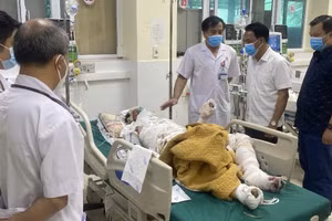 Ông Phạm Giang Nam (thứ 2 bên phải) thăm hỏi bệnh nhân.