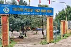 Cổng trường PTDTBT THCS Nậm Mười, nơi xảy ra vụ tai nạn thương tâm.
