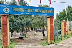 Cổng trường PTDTBT THCS Nậm Mười, nơi xảy ra vụ tai nạn thương tâm.