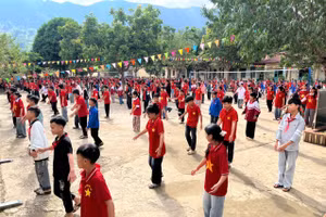 Một buổi thể dục giữa giờ của học sinh Trường PTDTBT THCS Sính Phình.