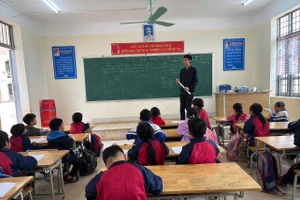 Một buổi học của thầy và trò Trường PTDTBT Tiểu học Huổi Lếch, xã Mường Toong.