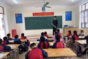 Một buổi học của thầy và trò Trường PTDTBT Tiểu học Huổi Lếch, xã Mường Toong.