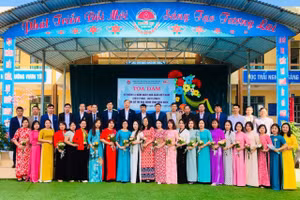 Các đại biểu cùng tập thể sư phạm trường THCS Noong Hẹt chụp ảnh lưu niệm.