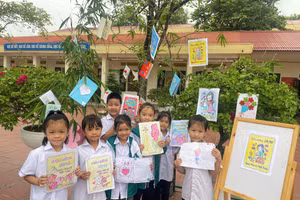 Học sinh nhà trường hào hứng tham gia trải nghiệm.