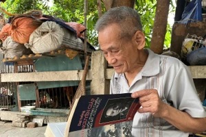 Thầy Nguyễn Thiện Thuật vẫn miệt mài đọc sách mỗi ngày.