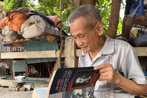 Thầy Nguyễn Thiện Thuật vẫn miệt mài đọc sách mỗi ngày.