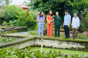 Ông Nguyễn Thái Bình, Bí thư Đảng ủy xã Thanh Nưa (thứ 2 bên trái) cùng đoàn công tác xã thăm quan mô hình kinh tế tại địa phương.