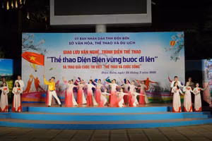 Chương trình nghệ thuật chào mừng với các tiết mục đặc sắc.