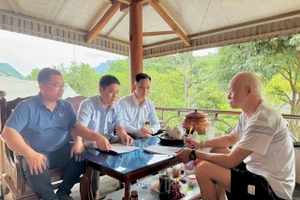 Cán bộ xã Nậm Nèn vận động nhân dân chăn nuôi gia súc, gia cầm chấp hành quy định về bảo vệ môi trường.