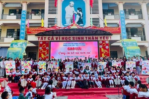 Học sinh Trường Tiểu học Bắc Lệnh và Trường THCS Lý Tự Trọng chụp ảnh lưu niệm cùng các thầy cô.