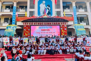 Học sinh Trường Tiểu học Bắc Lệnh và Trường THCS Lý Tự Trọng chụp ảnh lưu niệm cùng các thầy cô.