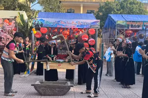 Phần thi giã bánh dày.