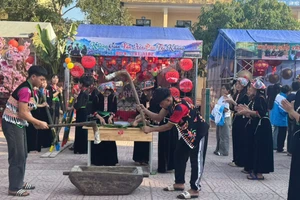 Phần thi giã bánh dày.