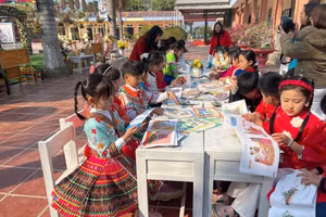 Học sinh nhà trường xem sách, truyện tại Thư viện xanh.