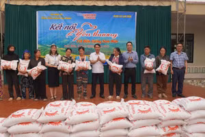 Đại diện Báo Giáo dục và Thời đại cùng chính quyền xã Sam Mứn chuyển tặng gần 1,2 tấn gạo cho 117 hộ gia đình nghèo trên địa bàn.