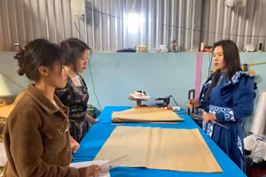 Chị Giàng Thị Mỷ (bên phải) hướng dẫn các học viên học nghề may.
