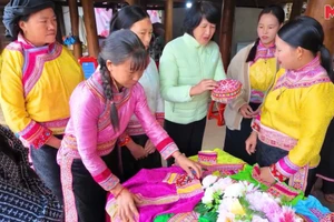 Các học viên lớp dạy nghề thêu truyền thống trưng bày sản phẩm sau khóa học.