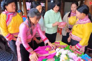 Các học viên lớp dạy nghề thêu truyền thống trưng bày sản phẩm sau khóa học.