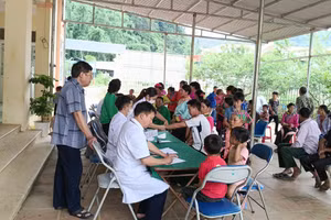 Cán bộ y tế tại Điện Biên tăng cường khám, chữa bệnh miễn phí cho người dân dịp cuối tuần.